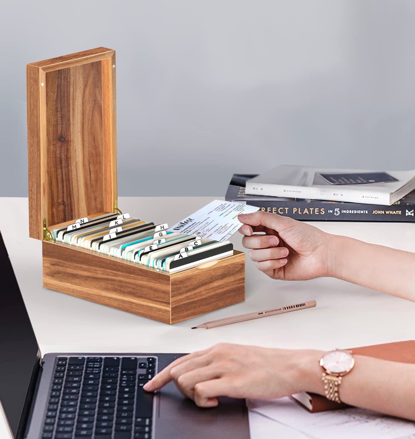 Neando 3x5 Index Card Organizer Box with Lid ā Acacia Wood Note Card Holder with 200 Cards & 20 Dividers, Holds 600 Cards, 4 Compartments, Magnetic Closure ā Desktop Storage for Study, Office, Recipes