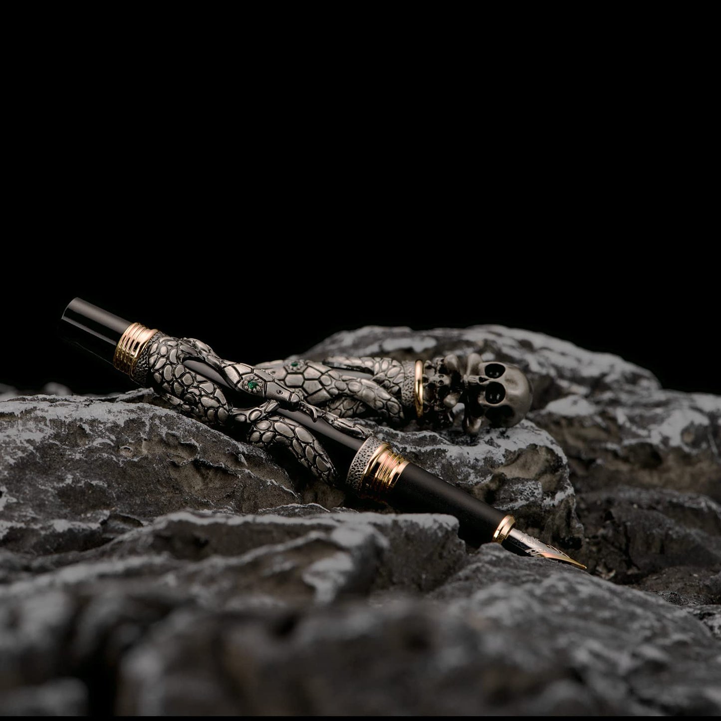 Jinhao Black Snake Fountain Pen Medium Nib Retro Style with Skull Head Solid Metal and Paper Pen Case Set