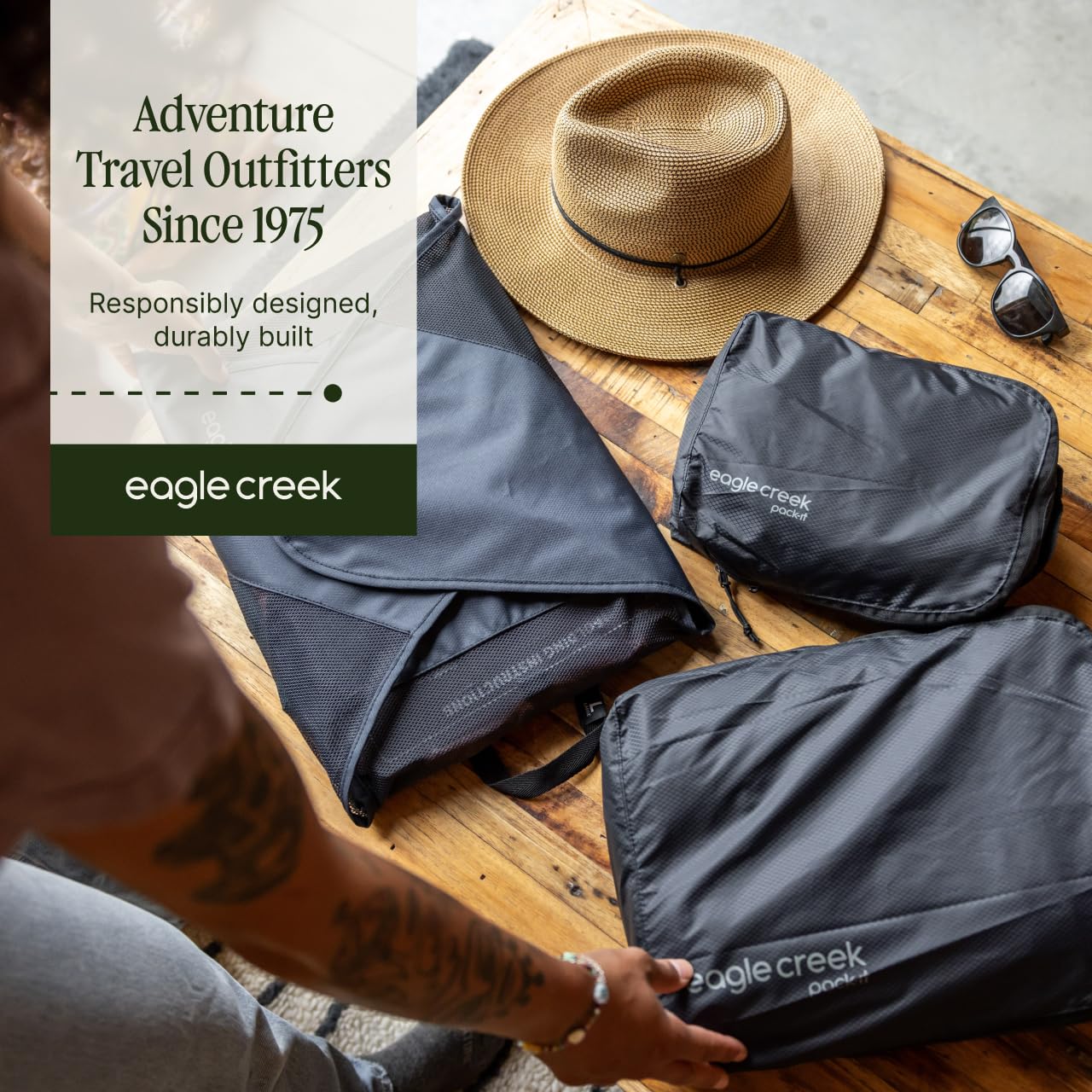 Eagle Creek Pack-It Reveal Compression Cube - Lightweight Compression Cube for Optimizing Luggage Space - Convenient Top Handle - Easy-Grab Zipper - Washable - Medium - Black