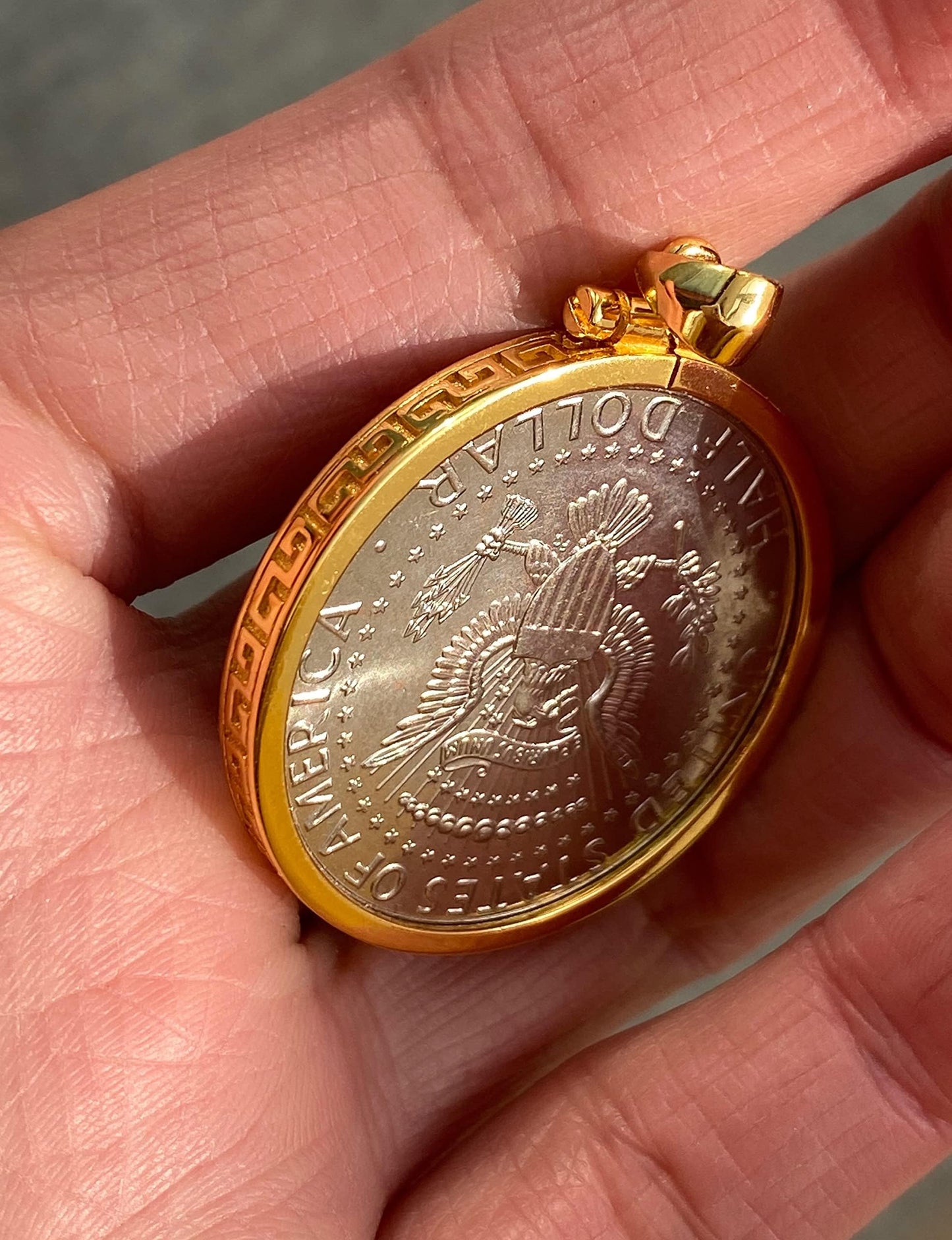 Geruibi 24-Karat Gold wrapped in Silver 50 Cent Border Screw Top 30 mm Coin Border,Coin NOT Included