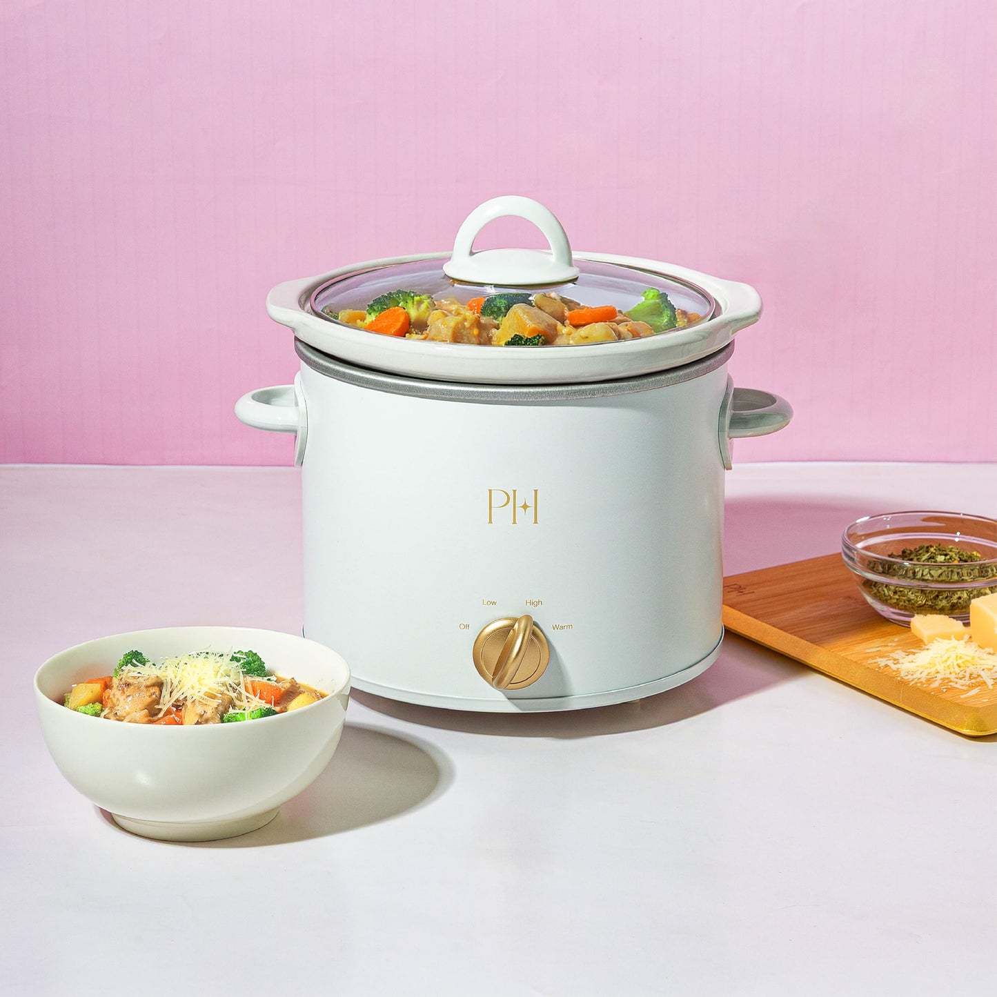Paris Hilton 3.5-Quart Manual Slow Cooker, Naturally Nonstick Stoneware Ceramic Insert, Three Settings (Low, High, Warm), Dishwasher Safe Family Size Slow Cooker, White