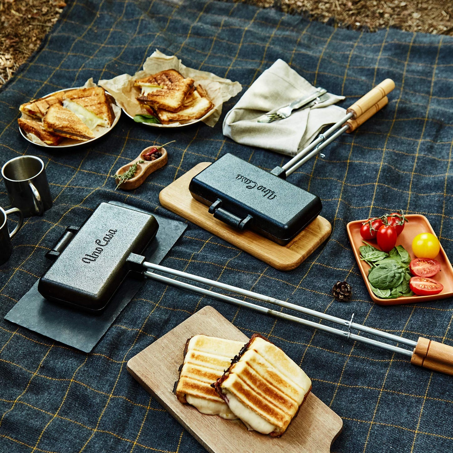 Uno Casa - XL Pie Irons Cast Iron Sandwich Maker - Mountain Japanese Sandwich Maker with Recipe Book - Durable Campfire Cooking Equipment for Toasted Pies, and More