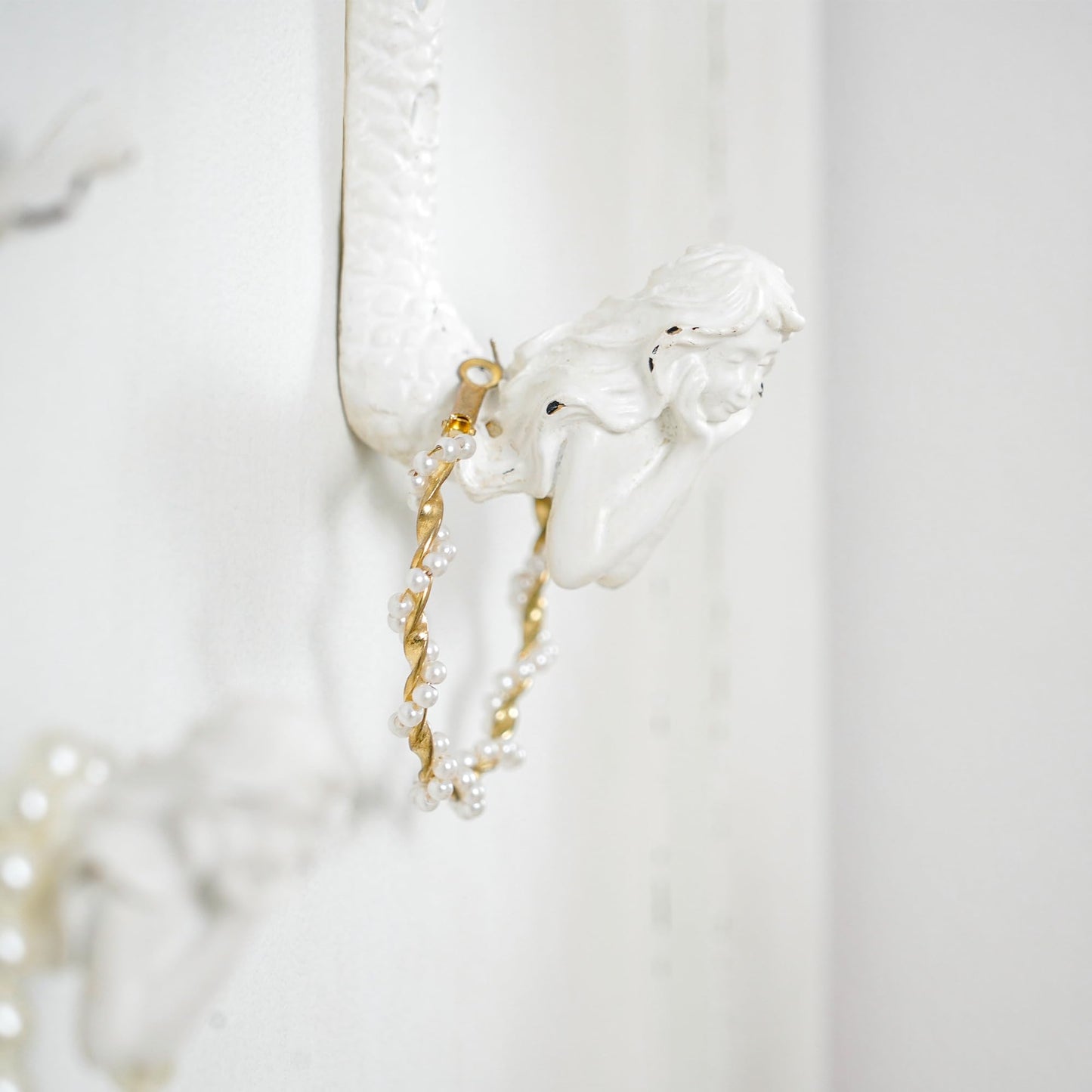 SOFFEE DESIGN 4pcs White Mermaid Shape Metal Coat Hooks, Playful Mermaid Design, Retro Friction Process, High Load-Bearing, for Vocation House, Seaside Cottages, Bathroom, Living Room