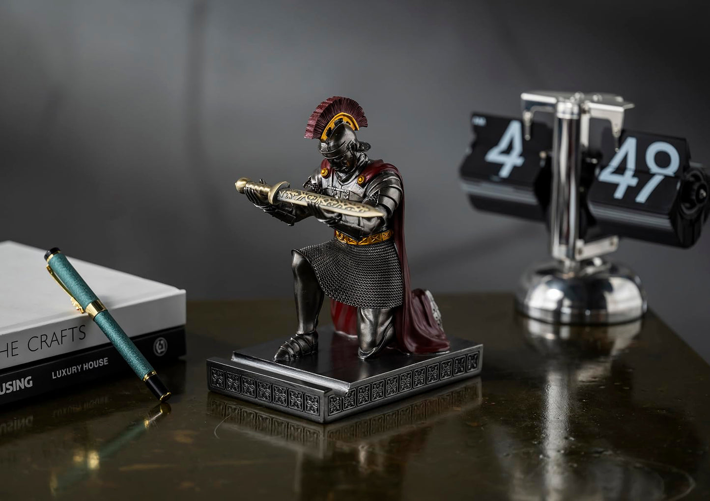 CYXStar Roman Praetorian Prefect Warrior Knight Pen Holder Desk Ornament Resin Praetorian Guard Mobile Phone Stand Desk Accessories and Organizer for Office with a Letter Opener (Iron)