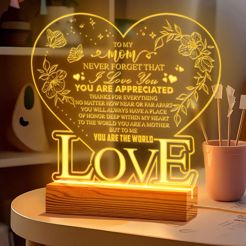 Donawings to My Mom, Never Forget that I Love You – Heart-Shaped LED Night Light for Mom – Mom Birthday Gift, Mother's Day – USB Port Powered Lamp with Engraved Love Message – Wooden Base Home Decor