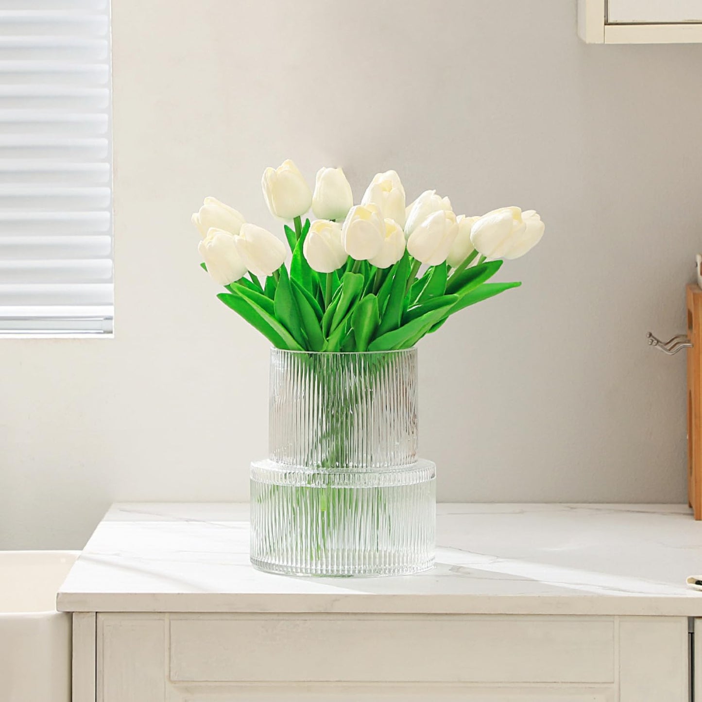 YANWE1 Ribbed Glass Vase, Flower Vase, Fluted Clear Vases for Flowers, Modern Vases for Living Room, Dining Table, Entryway, Shelf, Wedding, Office, Coffee Table, Birthday, 7.5 Inches