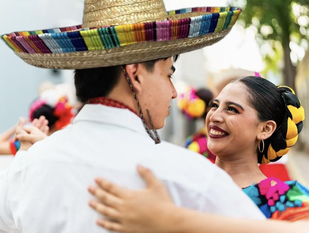 GiftExpress Straw Sombrero Hat 19" Wide, Adult Unisex Mexican-Style Fiesta Hat with Serape Band & Adjustable Chin Strap for Cinco de Mayo, Halloween & Party Costumes