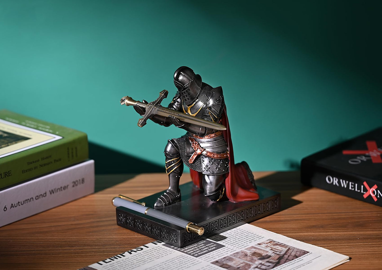 HDMbigmi King's Guard Leader Cloak Warrior Knight Pen Holder Mobile Phone Stand, Ornament Knight Statue, Pen Stand Paperweight for Office and Home (Iron)