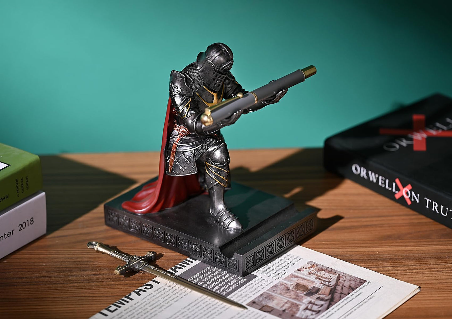 HDMbigmi King's Guard Leader Cloak Warrior Knight Pen Holder Mobile Phone Stand, Ornament Knight Statue, Pen Stand Paperweight for Office and Home (Iron)