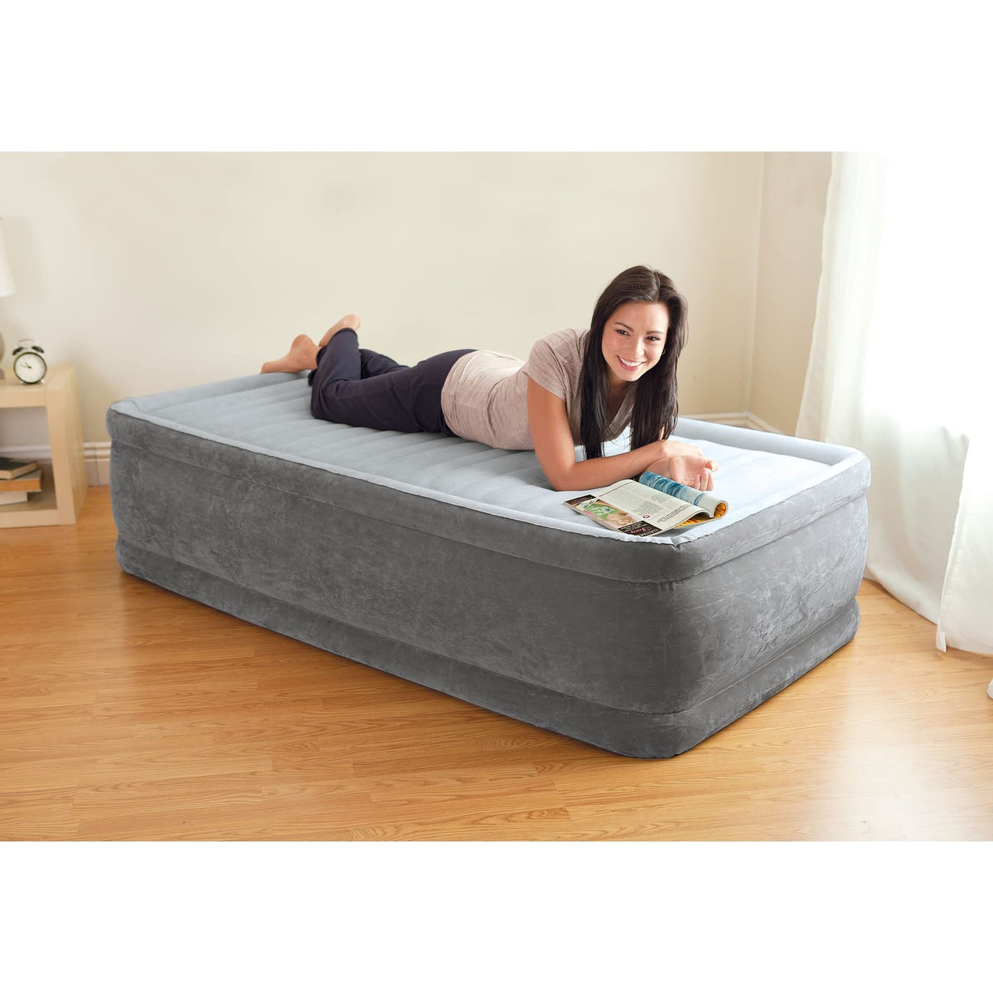 Intex Twin Size Air Mattress, 18in Height, Built-in Pump, Dura-Beam Deluxe Comfort-Plush - Portable Inflatable Blow-up Bed for Camping, Travel, Guests