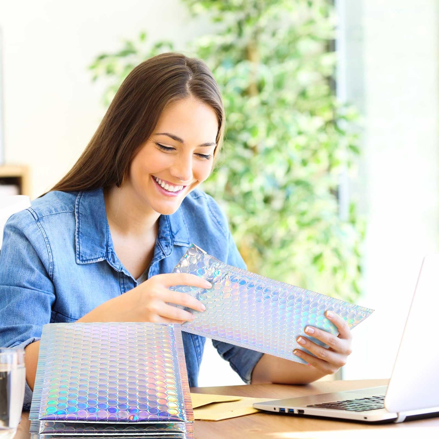 Henoyso 60 Pcs 8 x 11.5 Inch Holographic Bubble Mailers Metallic Bubble Envelopes Waterproof Self Seal Shipping Bags Thick Cushioning Mailers for Makeup Jewelry Small Business Packaging, Rainbow Color