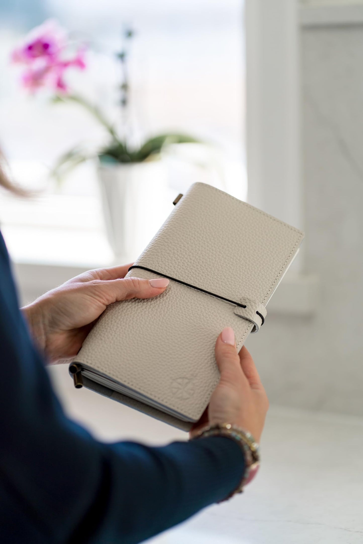 WANDERINGS Regular Size Travelers Notebook with Pockets - 4.5" x 8.5" (11.5 x 22cm) - Refillable Travelers Journal - a Beautifully Handcrafted Leather Journal in Oat, 100 GSM Blank Inserts