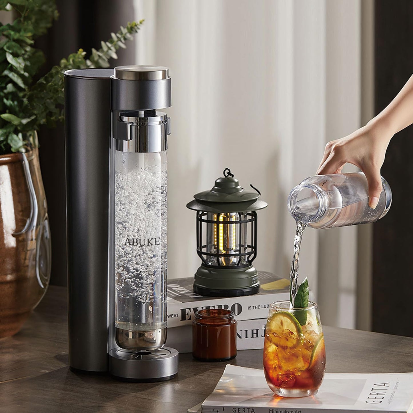 ABUKE Sparkling Water Machine，Soda Maker with 0.5L & 1L Bottles, Cordless Fizzy Drink Carbonator, Compatible with 60L CO2 Cylinders, for Water, Juice & Cold Beverages (CO2 Cylinder Not Included)