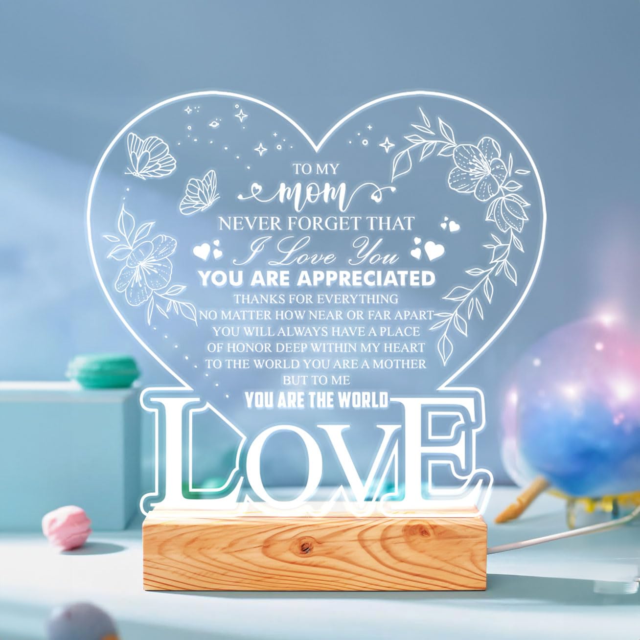 Donawings to My Mom, Never Forget that I Love You – Heart-Shaped LED Night Light for Mom – Mom Birthday Gift, Mother's Day – USB Port Powered Lamp with Engraved Love Message – Wooden Base Home Decor