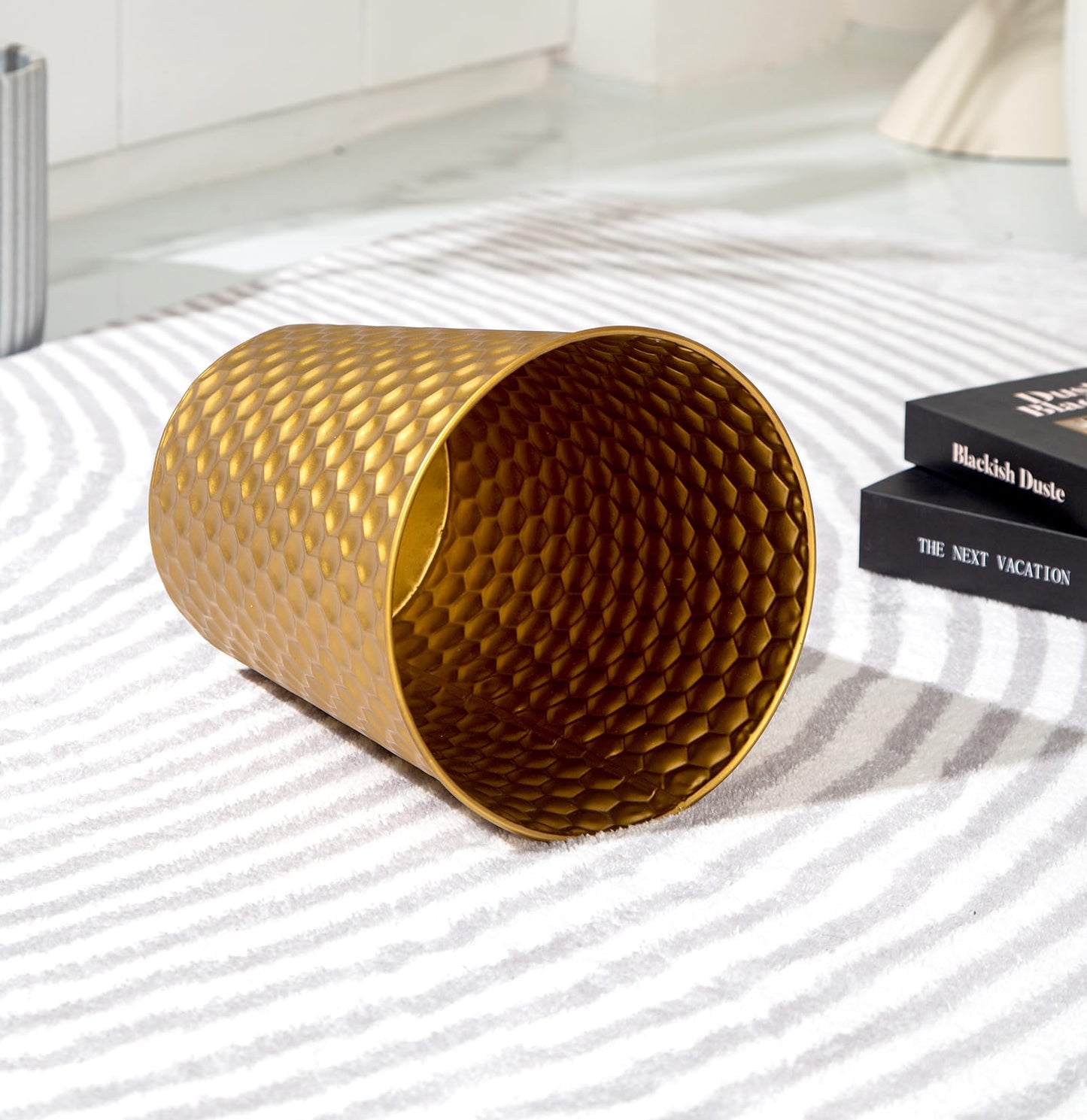 Venalys Small Metal Trash Can Wastebasket, Decorative Honeycomb Garbage Can Waste Basket, Modern Farmhouse Round Trash Bin for Bathroom, Bedroom, Kitchen and Office (Gold)
