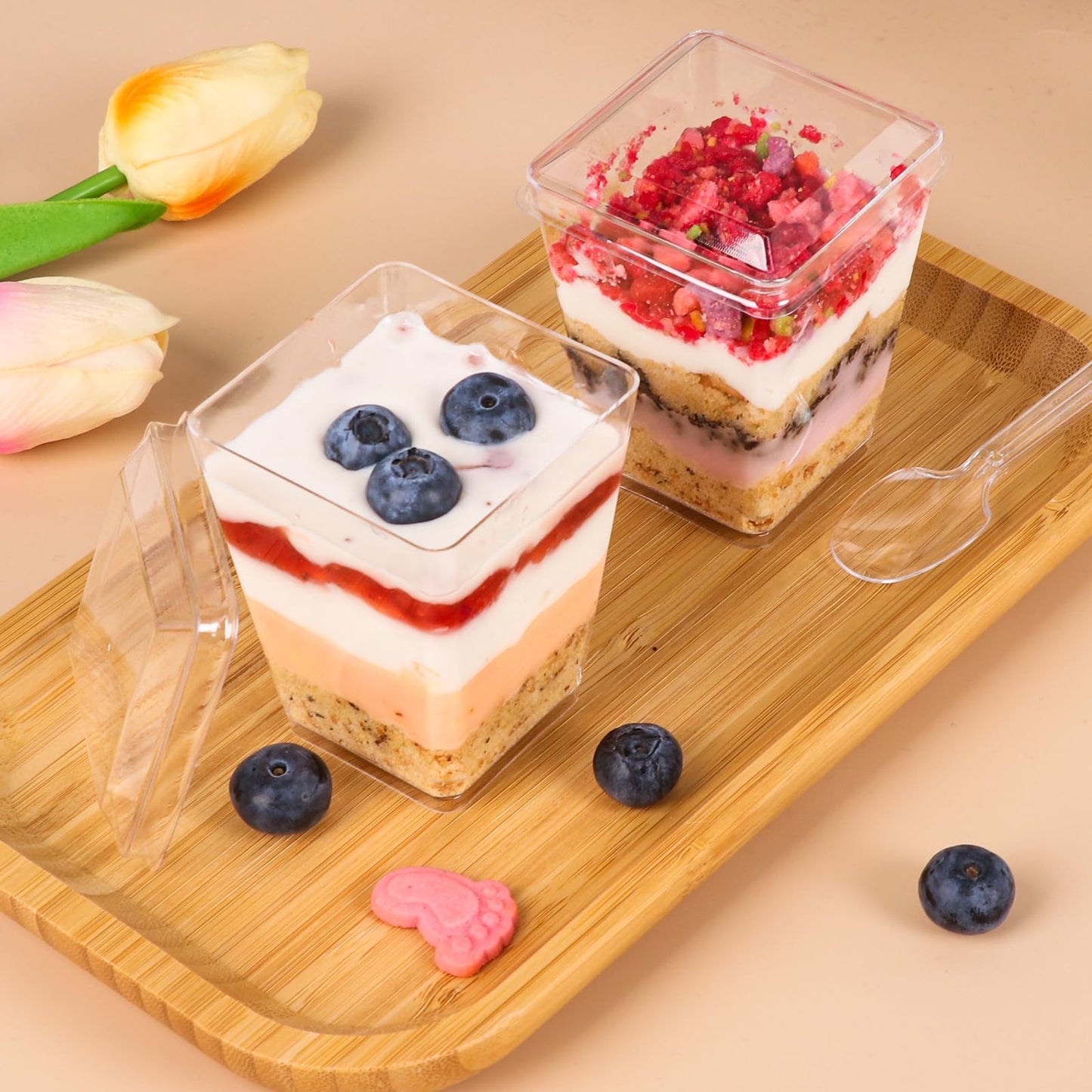 LifeIdeas 600 Pcs Mini Dessert Cups with Spoons and Lids, 5 Oz Square Mini Clear Parfait Cups, Shooters Cups for Party, Clear Yogurt Parfait Cups for Pudding, Fruit, Mousse, Snacks & Appetizers