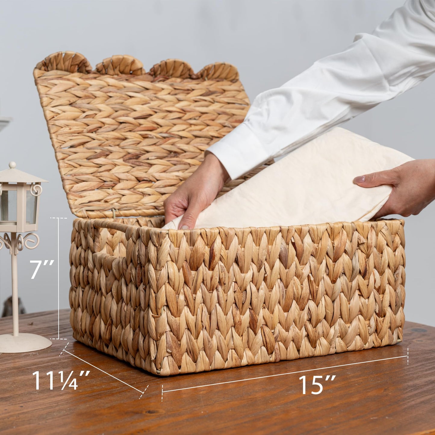 StorageWorks Wicker Basket with Scalloped Edge Lid, Water Hyacinth Basket with Built-in Handles, Handwoven Wicker Box for Living Room, 15" L x 11 ¼" W x 7" H