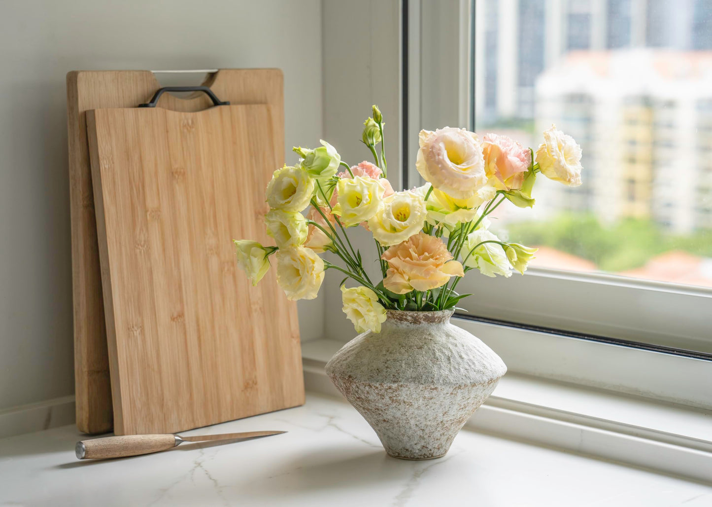 CozyWel Rustic Farmhouse Textured Ceramic Vase, Handcrafted Distressed White Pottery Flower Vase for Centerpiece, Decorative Vases for Living Room, Kitchen, Bedroom, Office Decor, Gift & Weddings
