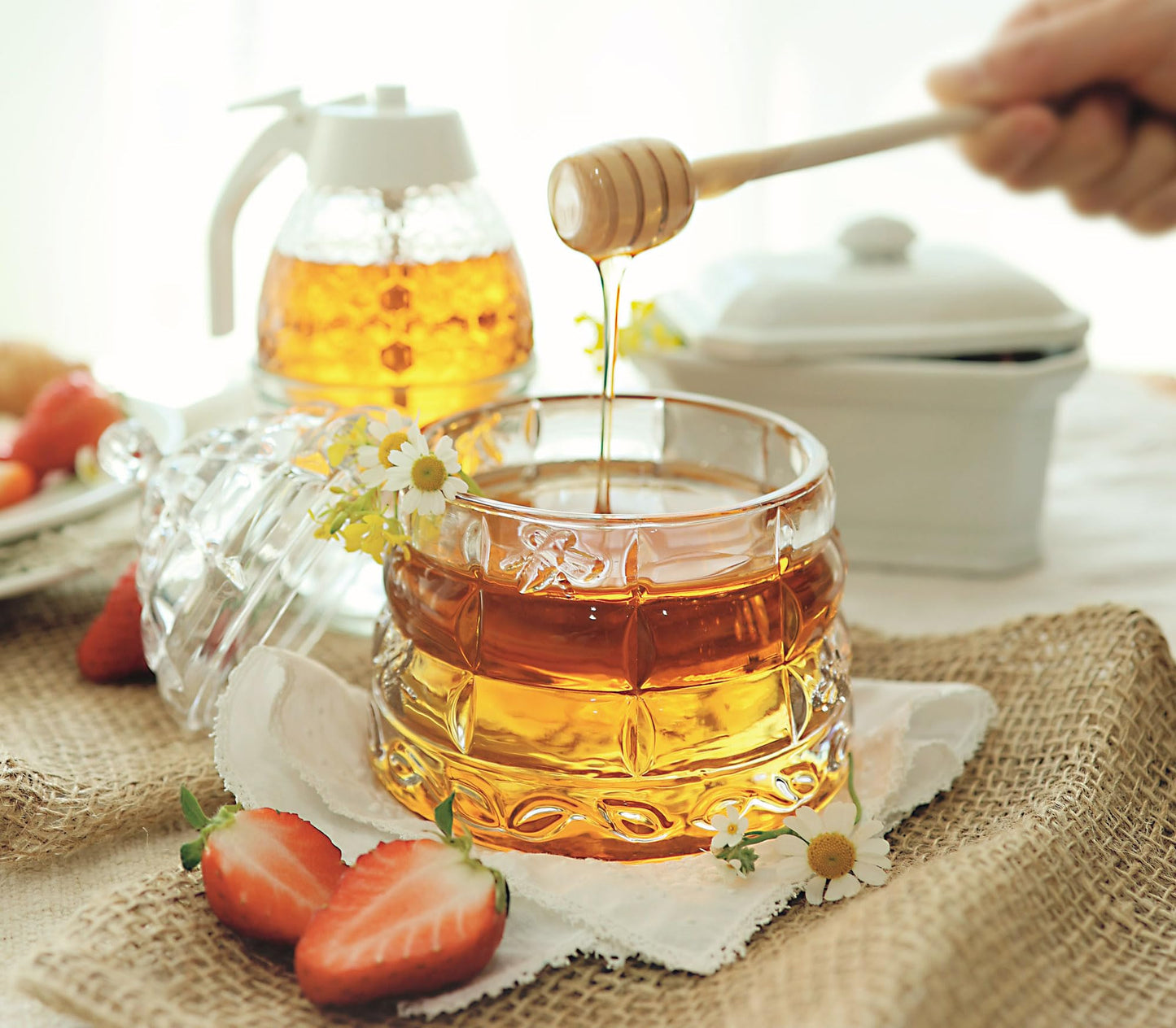 PAULSWAY 9 oz Beehive Crystal Honey Pot with 2 Dipper Sticks - Elegant Glass Honey Jar with Lid, No Drip Honey Dispenser & Syrup Container for Home Kitchen Decor