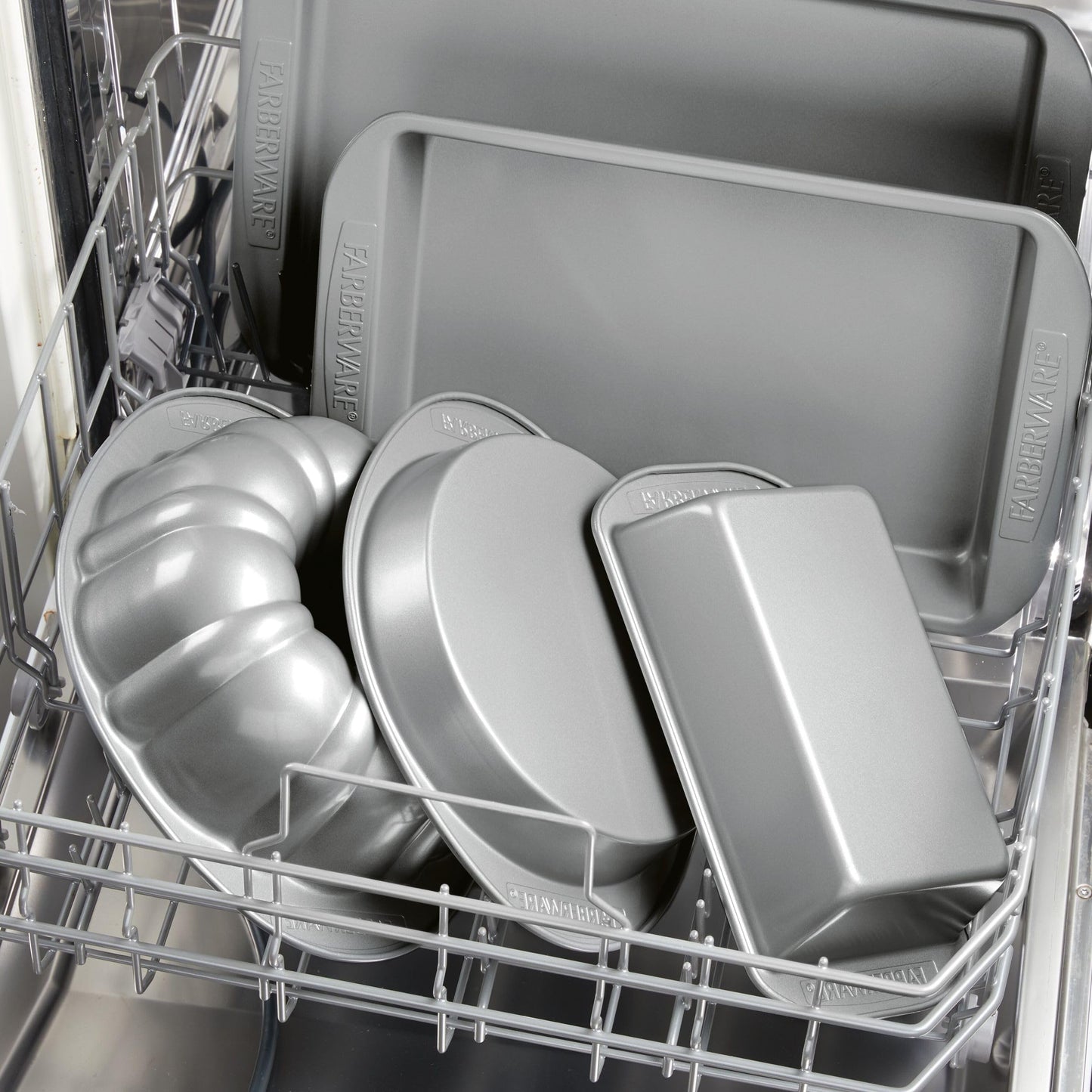 Farberware Nonstick Bakeware Rectangular Cake Pan with Lid, Cake Pans For Baking, 9-Inch x 13-Inch, Gray