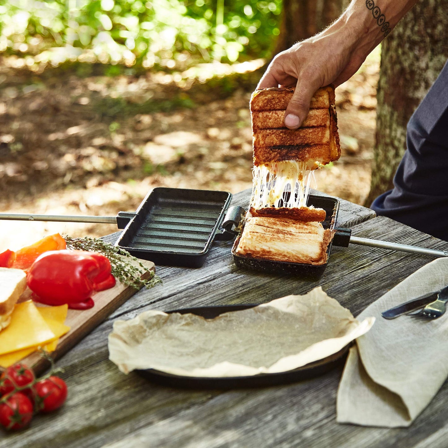 Uno Casa - XL Pie Irons Cast Iron Sandwich Maker - Mountain Japanese Sandwich Maker with Recipe Book - Durable Campfire Cooking Equipment for Toasted Pies, and More
