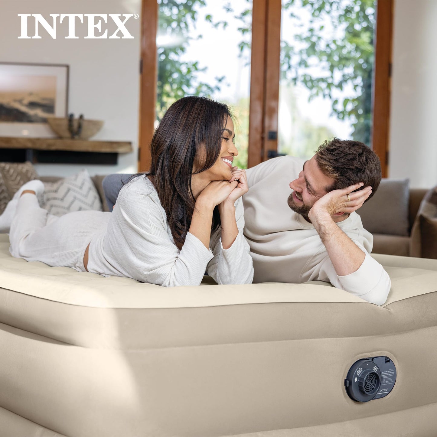 Intex Dura-Beam Deluxe Ultra Plush Air Mattress : Fiber-Tech – Built-in Electric Pump – 18in Bed Height – 300lb Weight Capacity – Twin Size