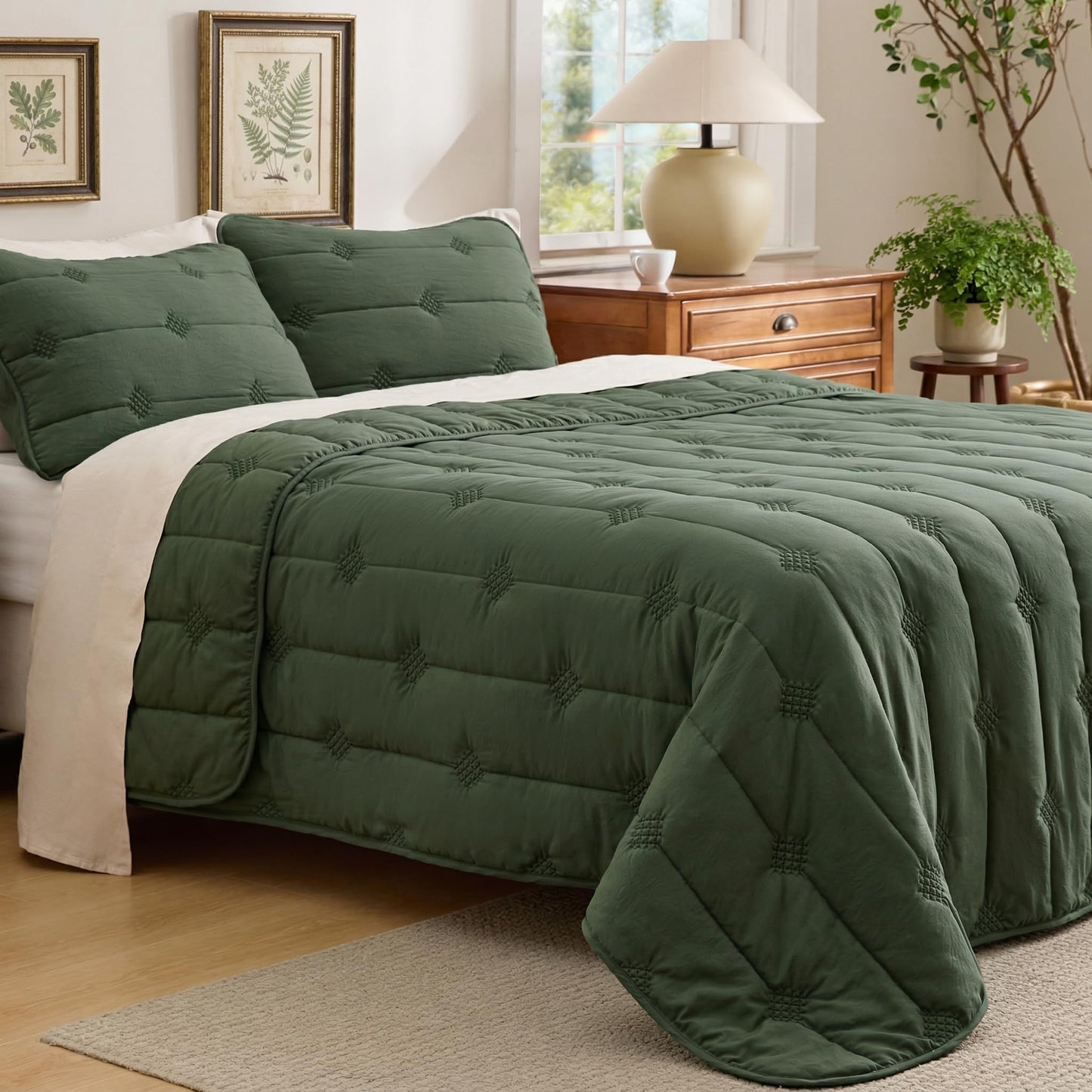Bedsure Queen Quilt - Prewashed Extra Soft Cotton-Like Polyester Quilts Queen Size, Lightweight Comforter, Includes 1 Quilt 90x96 Inches with 2 Shams, Machine Washable, Dark Green