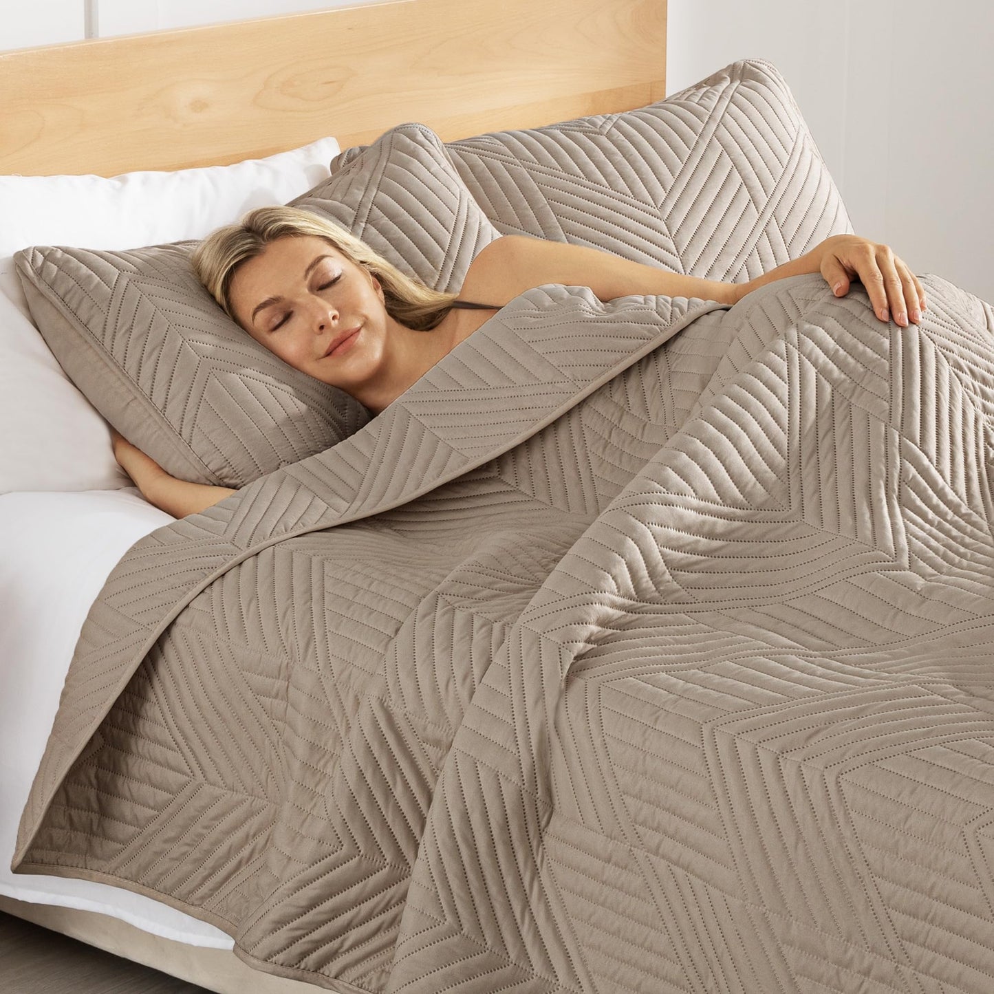 Exclusivo Mezcla Ultrasonic Full Queen Quilt Bedding Set, Lightweight Taupe Bedspreads Soft Modern Geometric Coverlet Set for All Seasons (1 Quilt and 2 Pillow Shams)