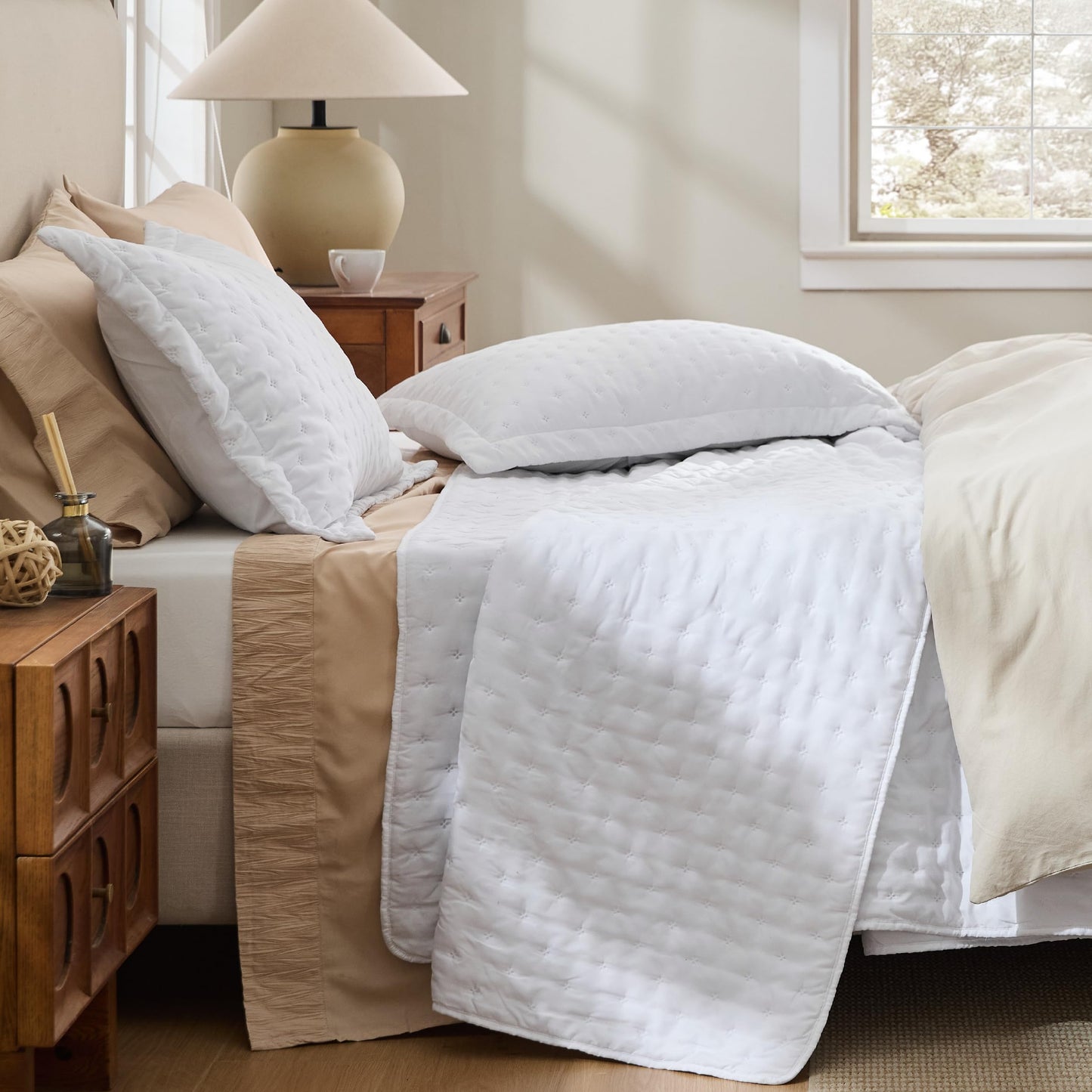 Bedsure Quilts Queen Size - Bright White Bedspread Queen Size & Lightweight Comforter, Modern Coverlet with Clover Pattern, Ultra Soft All-Season Bedding, 90 x 96 Inches
