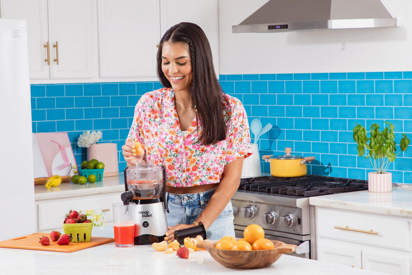 magic bullet Mini Juicer, Countertop Space-Saving, 2" Feed Chute for Fruits and Vegetables, 400W, Compact Design, Black/Silver, MBJ10100