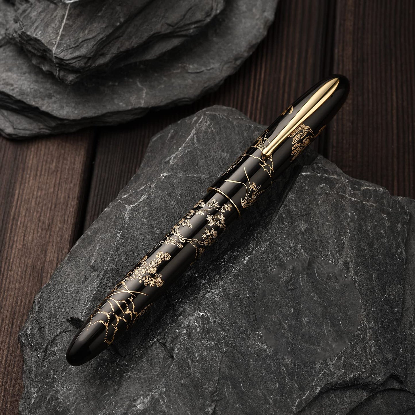 HONG DIAN Hongdian N23 Black Rabbit Fountain Pen, Long Blade Medium Nib Gold Trim, New Year Lucky Rabbit Carving Design, Smooth Writing Pen with Converter and Metal Pen Box Set
