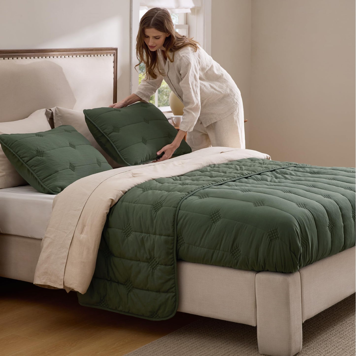 Bedsure Queen Quilt - Prewashed Extra Soft Cotton-Like Polyester Quilts Queen Size, Lightweight Comforter, Includes 1 Quilt 90x96 Inches with 2 Shams, Machine Washable, Dark Green
