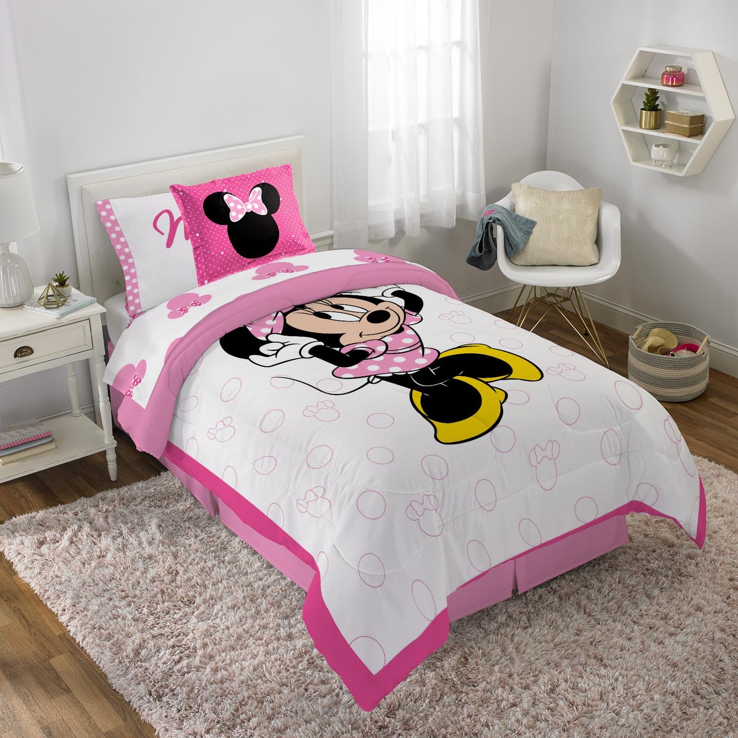 Disney Minnie Mouse XOXO 5 Piece Twin Bed Set - Includes Reversible Comforter & Sheet Set - Super Soft Fade Resistant Polyester (Official Disney Product)