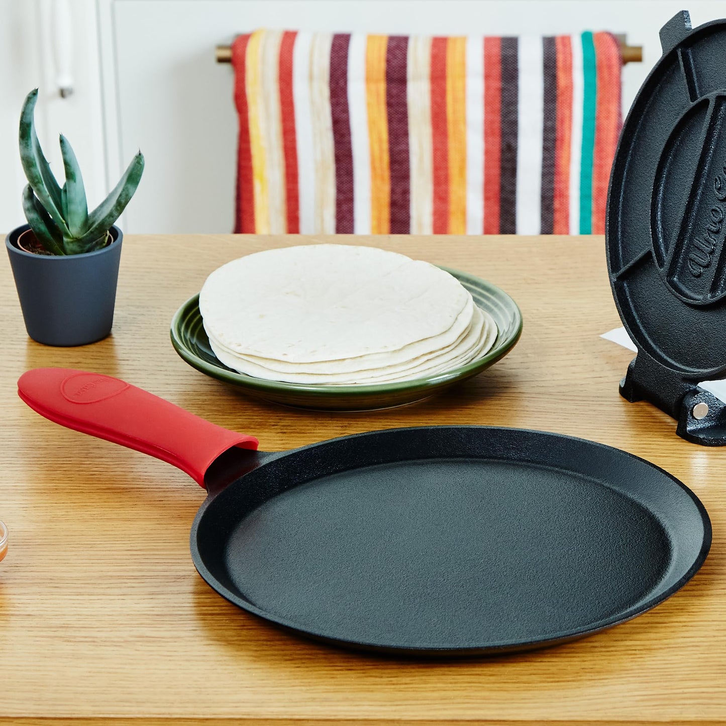 Uno Casa Cast Iron Comal Pan 11.5 Inch - Skillet for Roti, Tawa/Dosa Pan Pataconera, Comales para Tortillas - Cast Iron Pizza Pan - Comal Para Tortillas Grande