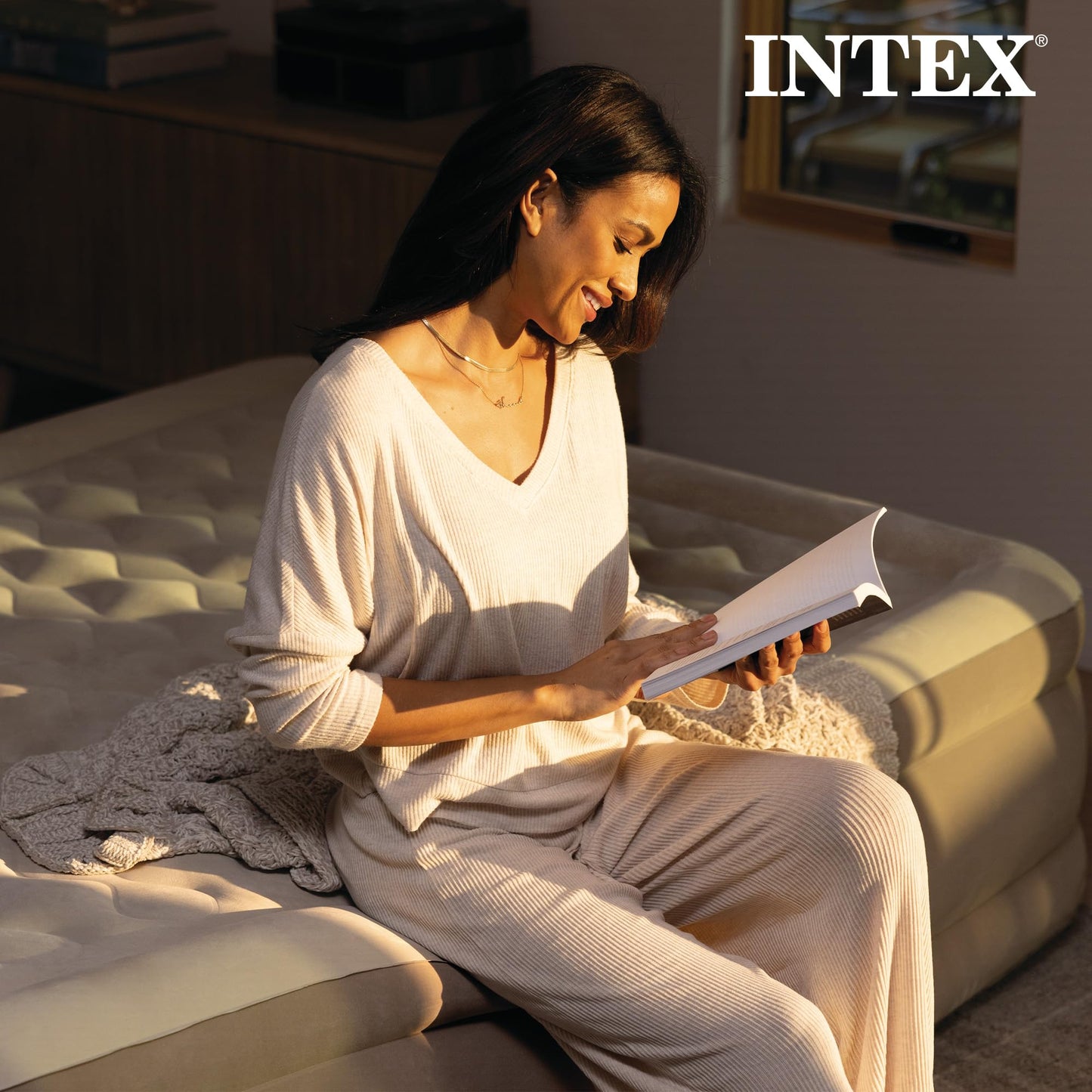 Intex Dura-Beam Deluxe Ultra Plush Air Mattress : Fiber-Tech – Built-in Electric Pump – 18in Bed Height – 300lb Weight Capacity – Twin Size