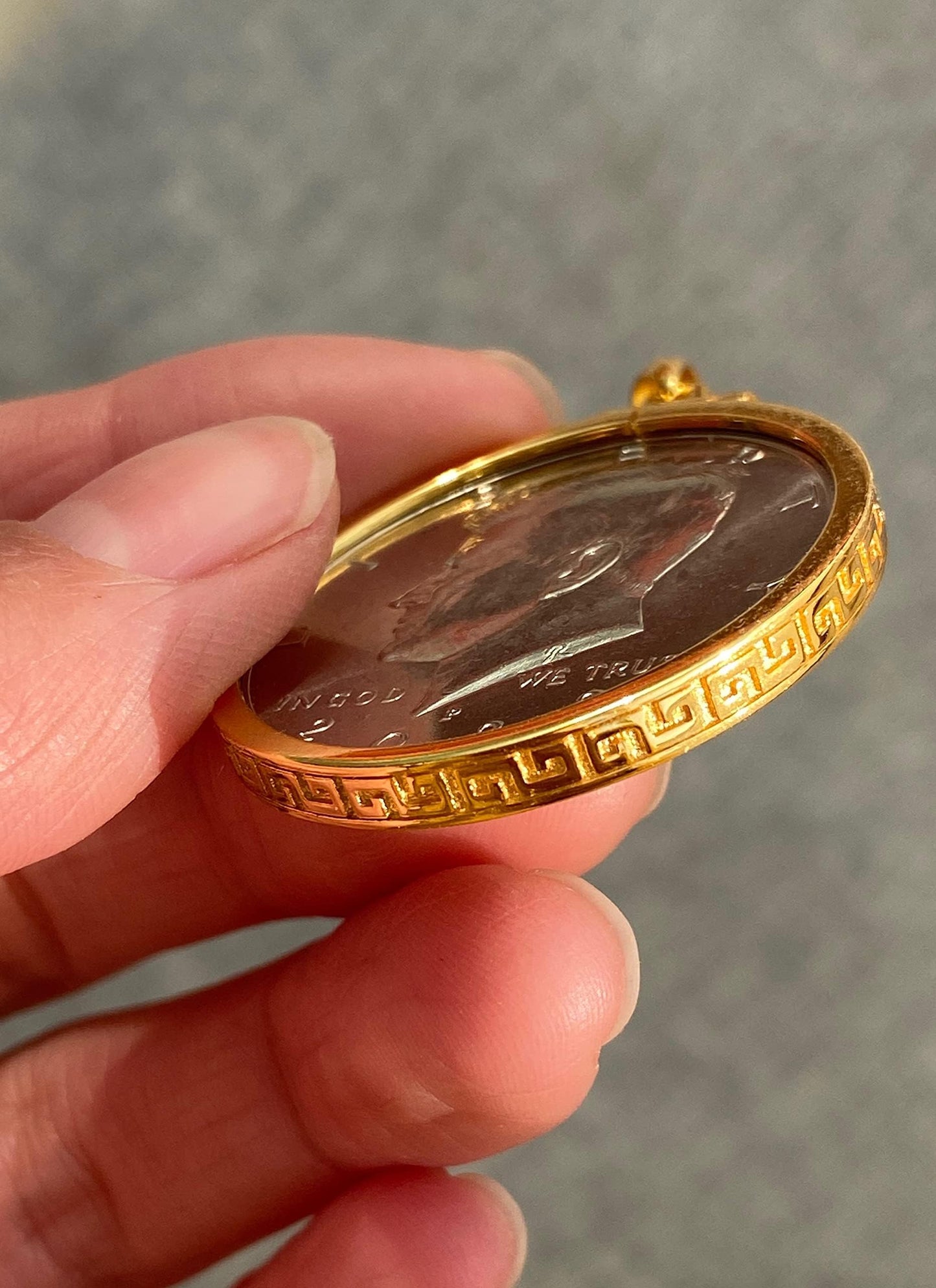 Geruibi 24-Karat Gold wrapped in Silver 50 Cent Border Screw Top 30 mm Coin Border，Coin NOT Included