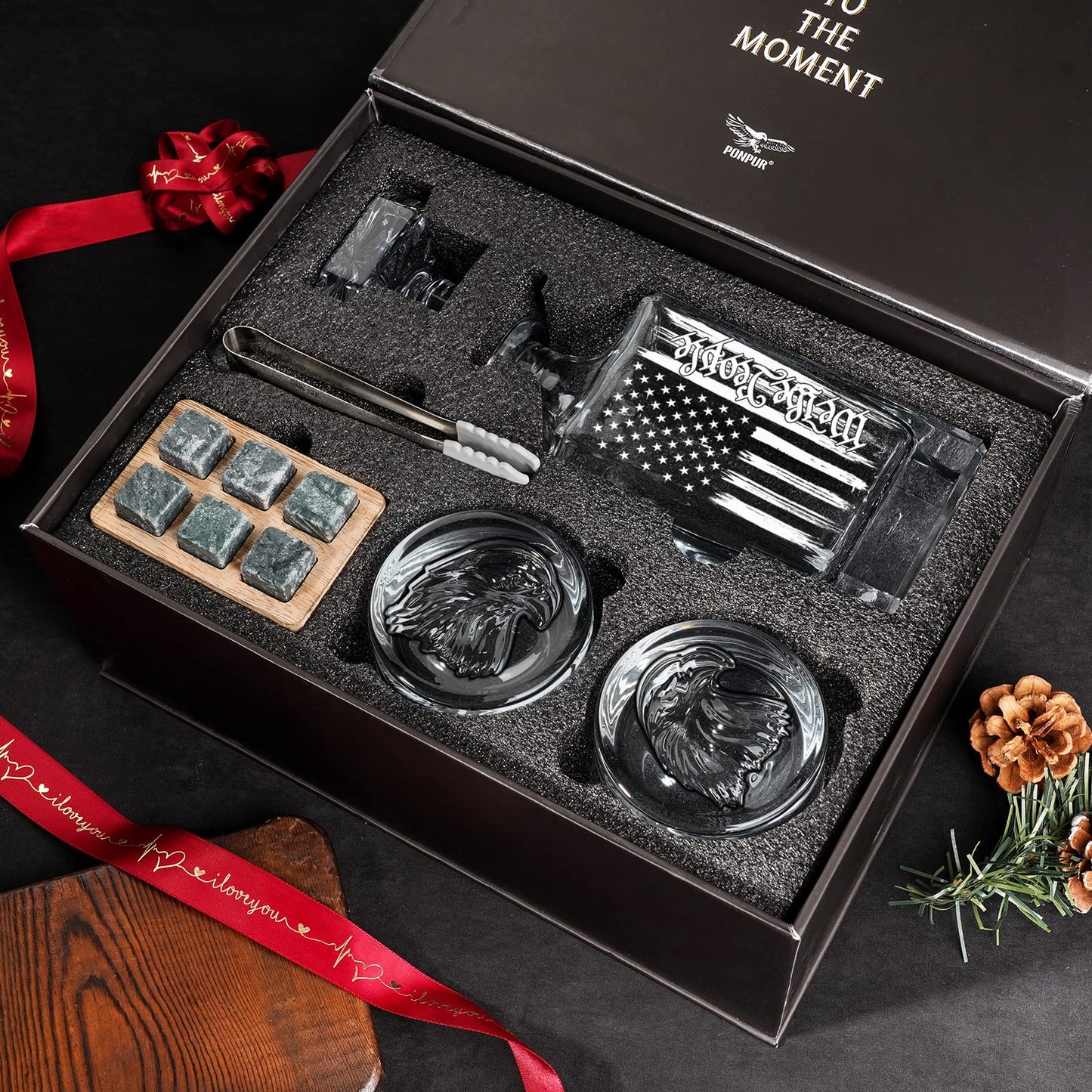 PONPUR Whiskey Decanter Engraved We The People American Flag, 750ml Whiskey Decanter Set with 2 Glasses, Fathers Day Patriotic Birthday Gifts For Men Dad, Liquor Scotch Bourbon Presents