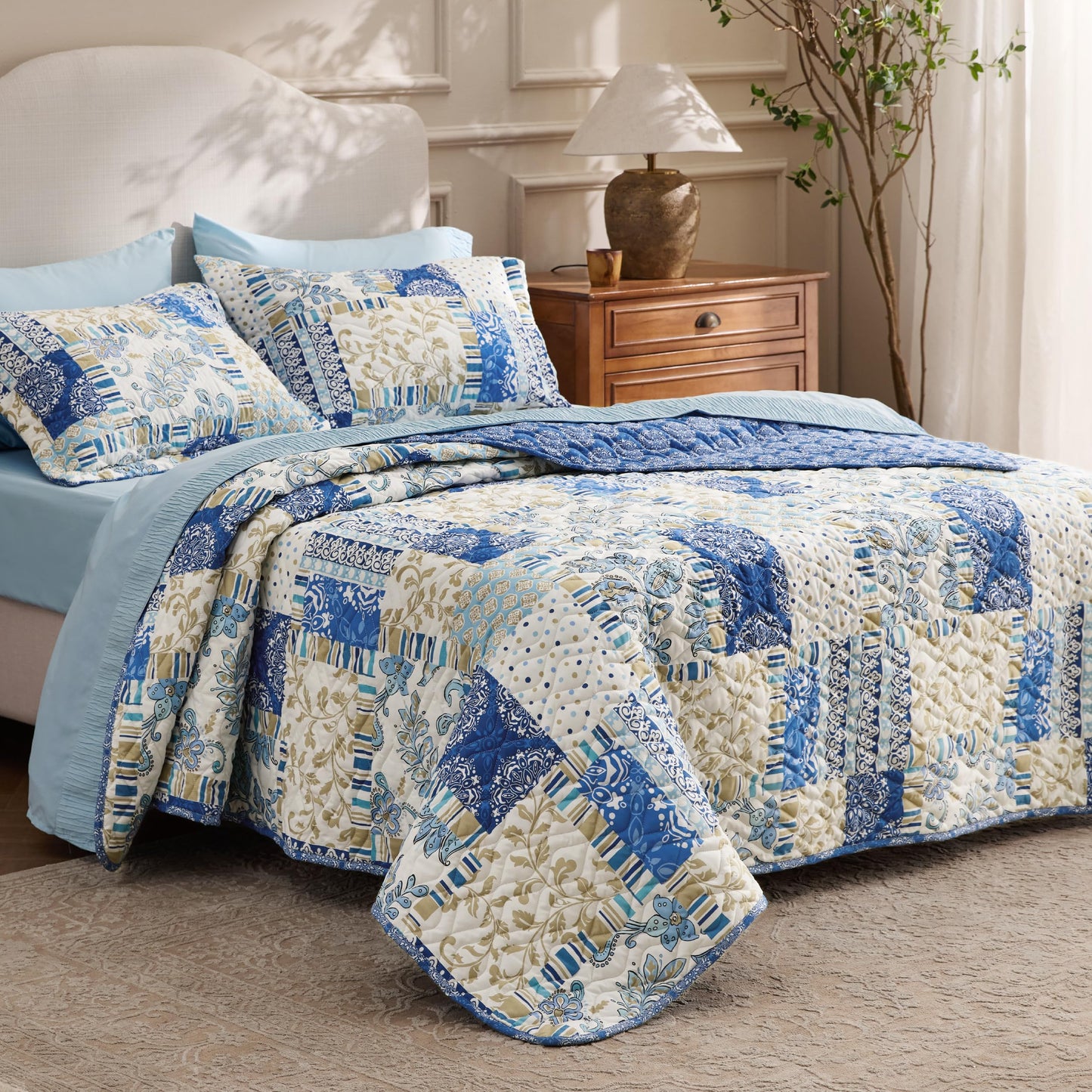 Bedsure Patchwork Quilt Queen Size - Summer Lightweight Boho Comforter Queen Size, Blue and White Bedspread Quilted Bedding, Reversible Soft Microfiber Coverlet for All Seasons (90"x96")