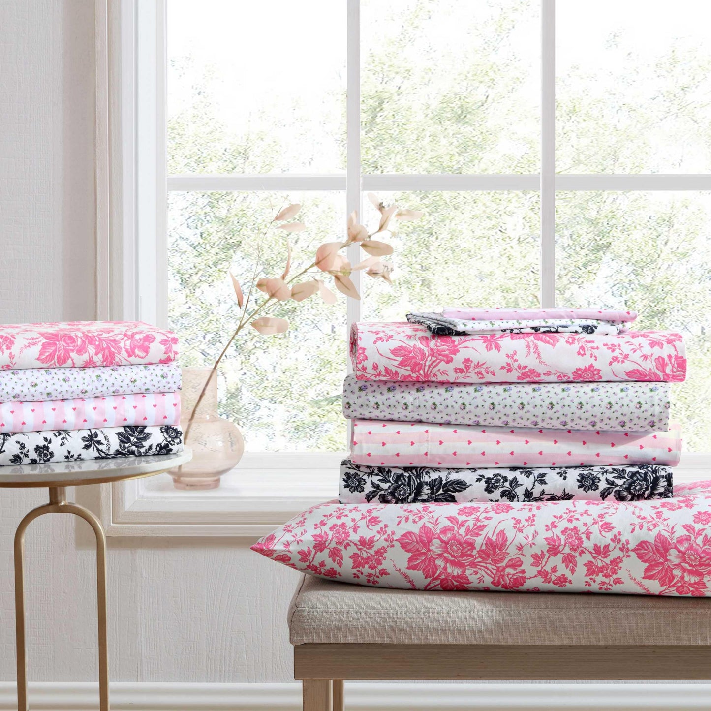 Betsey Johnson - Queen Size Sheet Set, Ultra-Soft & Lightweight Bedding with Pillowcases, Fully Elastic Fitted Sheet, Deep Pocket, Floral Room Decor (Betsey's Toile Black)