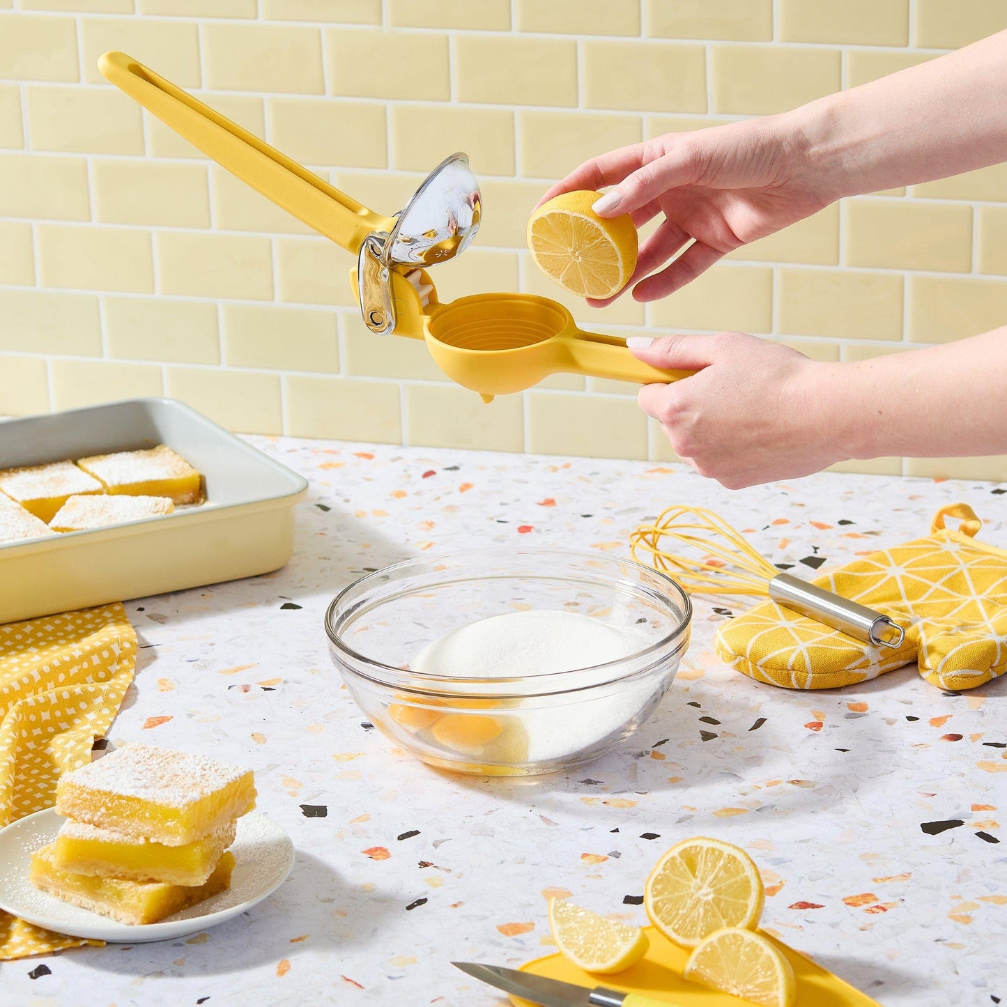Chef'n FreshForce Lemon Squeezer Citrus Juicer, Manual Hand Press with Dual-Gear Power for Maximum Juice Extraction, Durable, Yellow