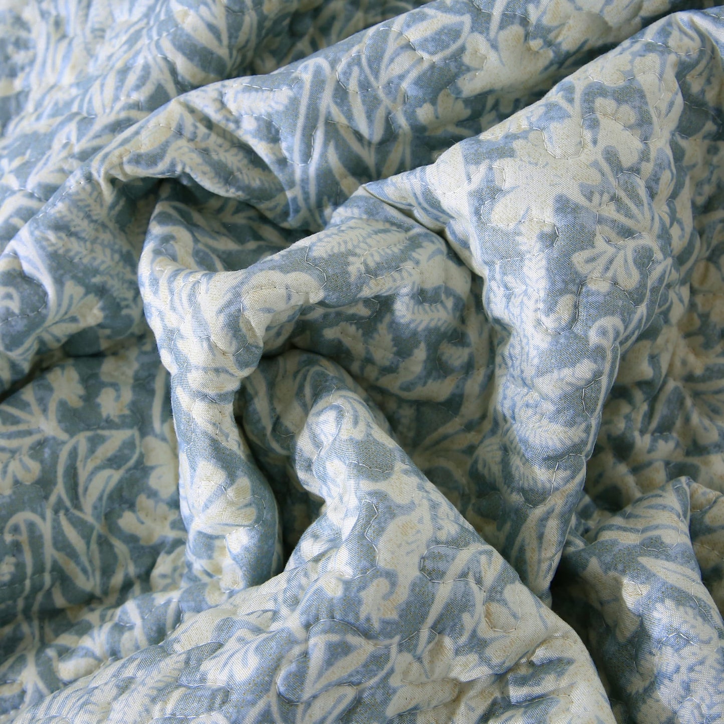 DURLENGEN Quilt Set California King Size 3Pcs,Bluish Grey Printed with Beige Leaves Pattern,Soft Microfiber Lightweight Bedspread for All Season Layering(112x104,Beige Botanical)