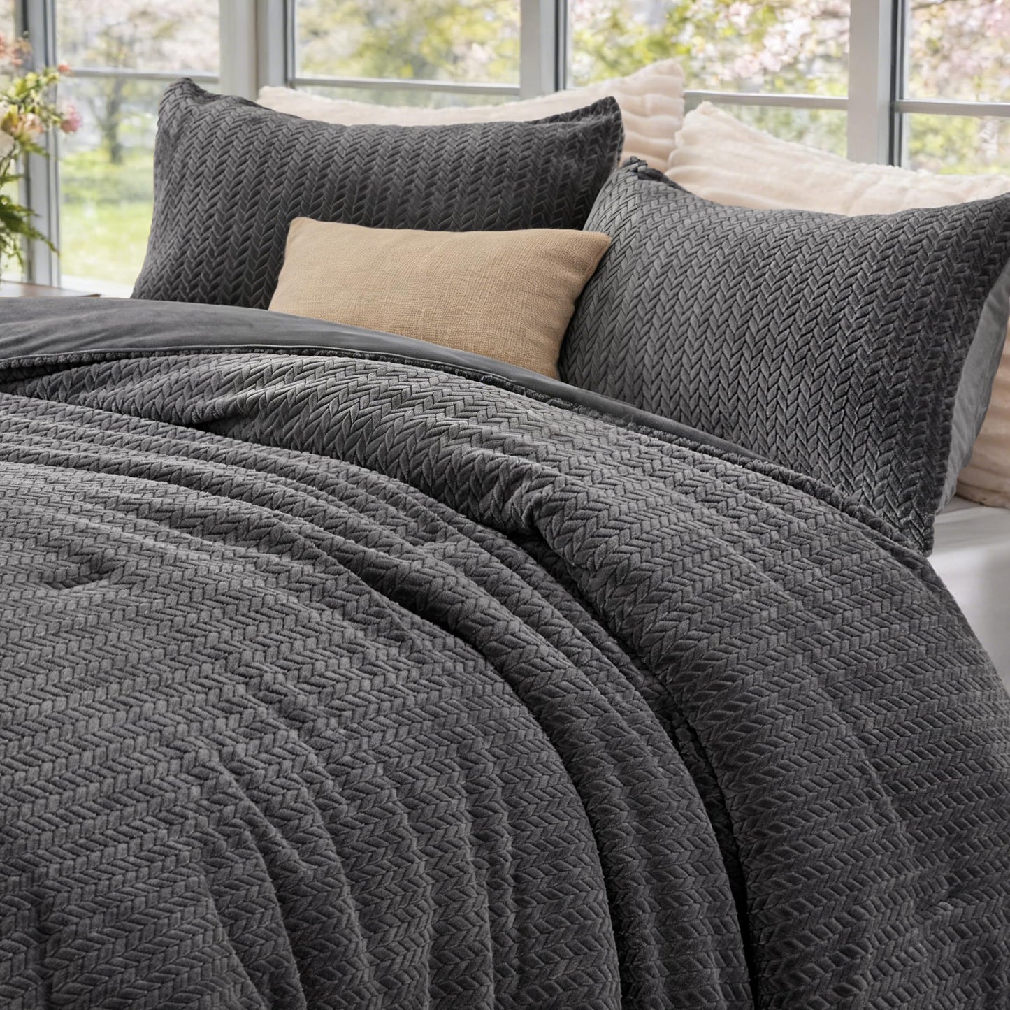 ChiXpace Flannel Fleece Queen Comforter Set - Ultra Soft Furry Grey Leaves Pattern Faux Fur Bed Set, Winter Fuzzy Fluffy Comfort Set, Velvet Bedding Set for Bed with 2 Pillow Cases