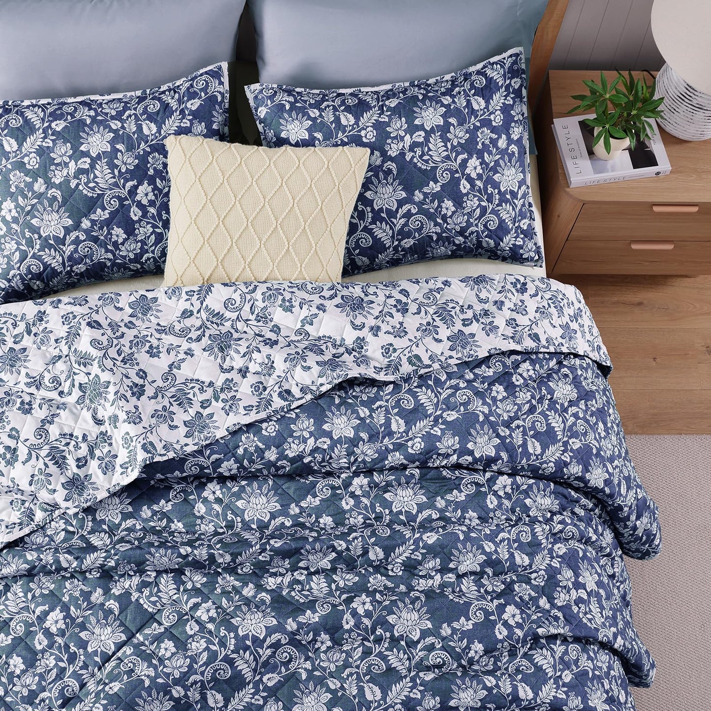 BLOOMHAVEN Quilt Set Queen Size, Oxford Blue Floral Quilt Sets, Reversible Bedspread Lightweight and Breathable for All Seasons, Soft Quilted Bedspread with 2 Pillow Shams