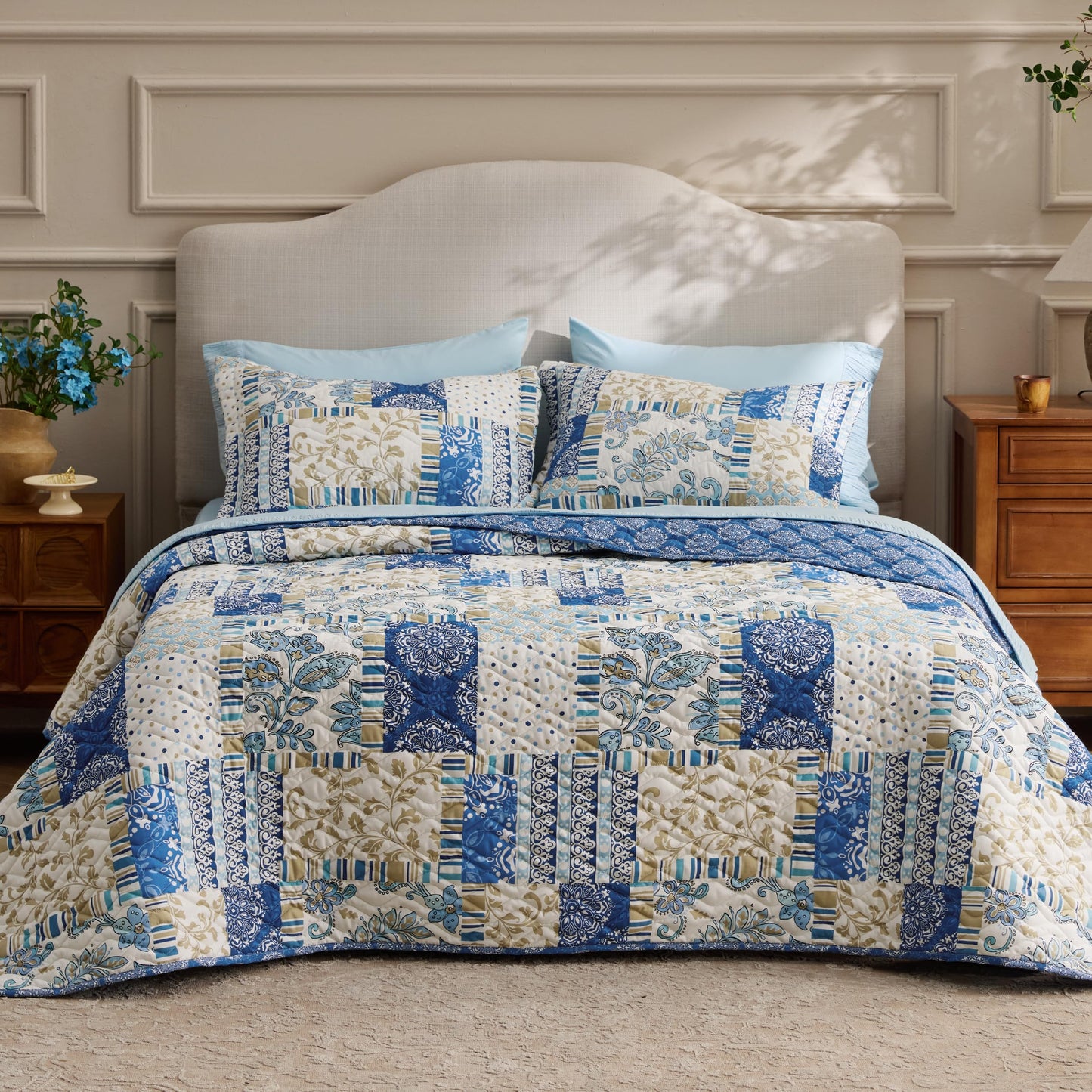 Bedsure Patchwork Quilt Queen Size - Summer Lightweight Boho Comforter Queen Size, Blue and White Bedspread Quilted Bedding, Reversible Soft Microfiber Coverlet for All Seasons (90"x96")