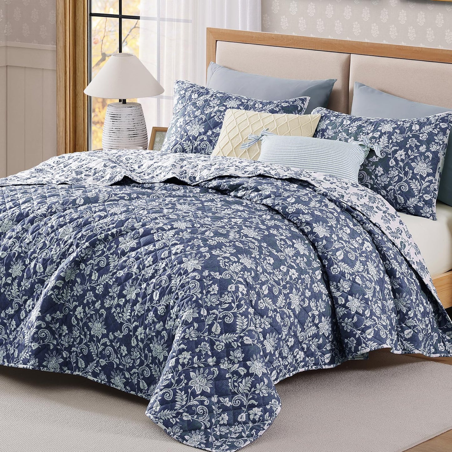 BLOOMHAVEN Quilt Set Queen Size, Oxford Blue Floral Quilt Sets, Reversible Bedspread Lightweight and Breathable for All Seasons, Soft Quilted Bedspread with 2 Pillow Shams