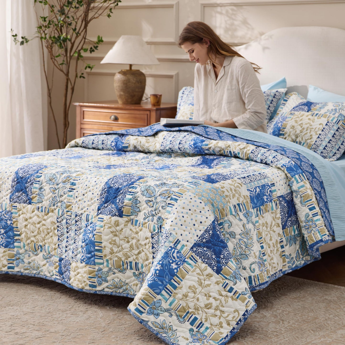 Bedsure Patchwork Quilt Queen Size - Summer Lightweight Boho Comforter Queen Size, Blue and White Bedspread Quilted Bedding, Reversible Soft Microfiber Coverlet for All Seasons (90"x96")